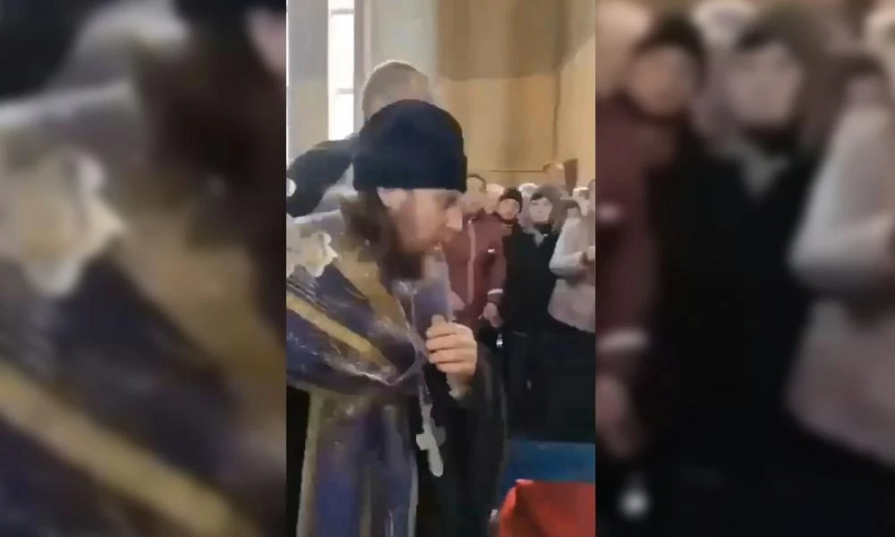 Ουκρανοί αστυνομικοί συνέλαβαν Ορθόδοξο ιερέα εν ώρα λειτουργίας-Ρώσοι: Πολεμάμε τον διάβολο στην Ουκρανία (Βίντεο)